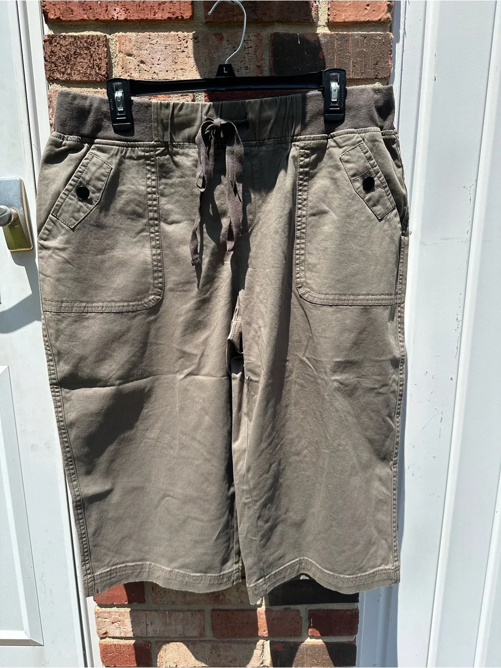 NWOT Flamingals Woman’s 2XL(14-16) Grey Straight Leg Mid Waist Capri Pants - Picture 1 of 5